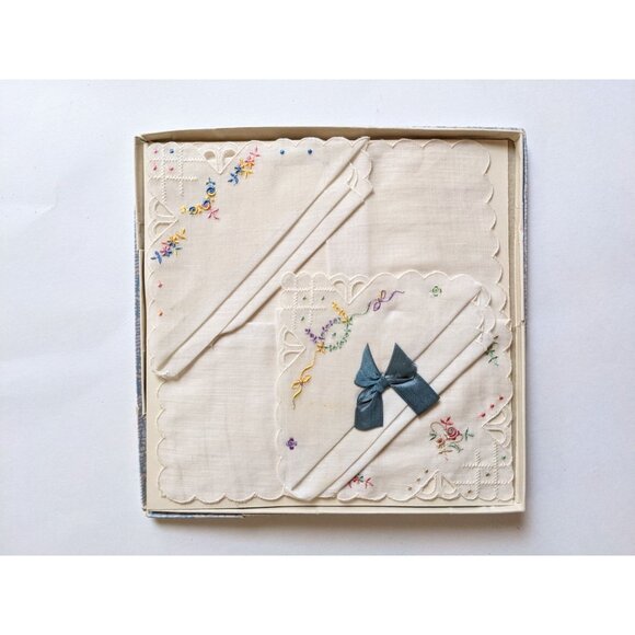 Vintage Womens Embroidered Floral Handkerchief Set Scalloped Edges White Linens - Picture 2 of 4